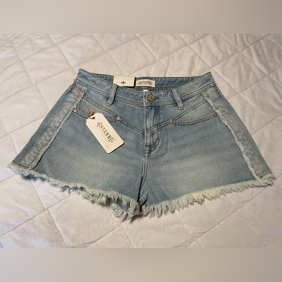 Shyanne • Light Wash High-Waisted Jean Shorts • 28W • NWT - Picture 1 of 9
